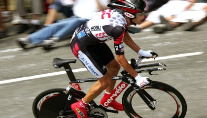 九游娱乐官方平台-西格尔德松在巴黎奥运会手球比赛中多次调整战术应对对手，西格尔格斗