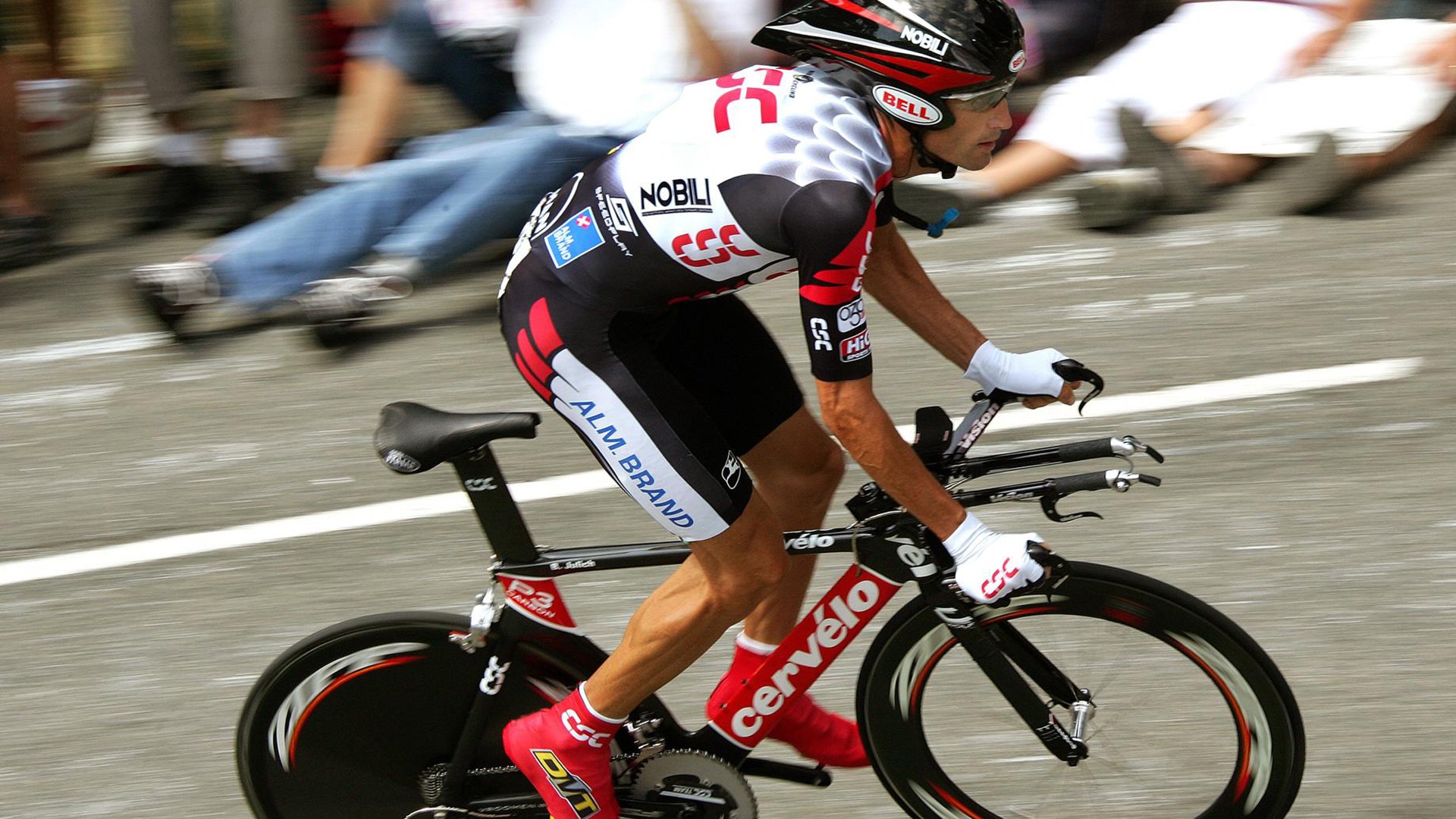 西格尔德松在巴黎奥运会手球比赛中多次调整战术应对对手,西格尔格斗